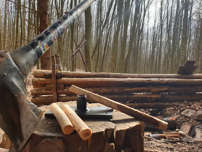 Holzarbeiten und Holzbau im Wald