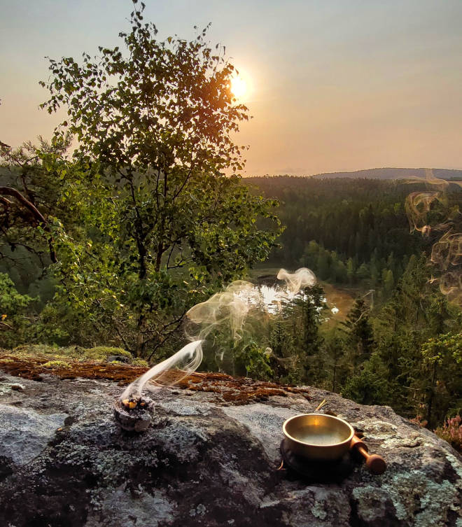 Bushcraft Wesertal - Rucherwerk und Klangschale