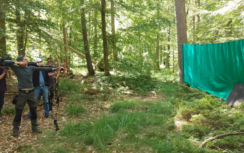 Bushcraft Wesertal - 2022 - bungsgruppe mit Pfeil und Bogen